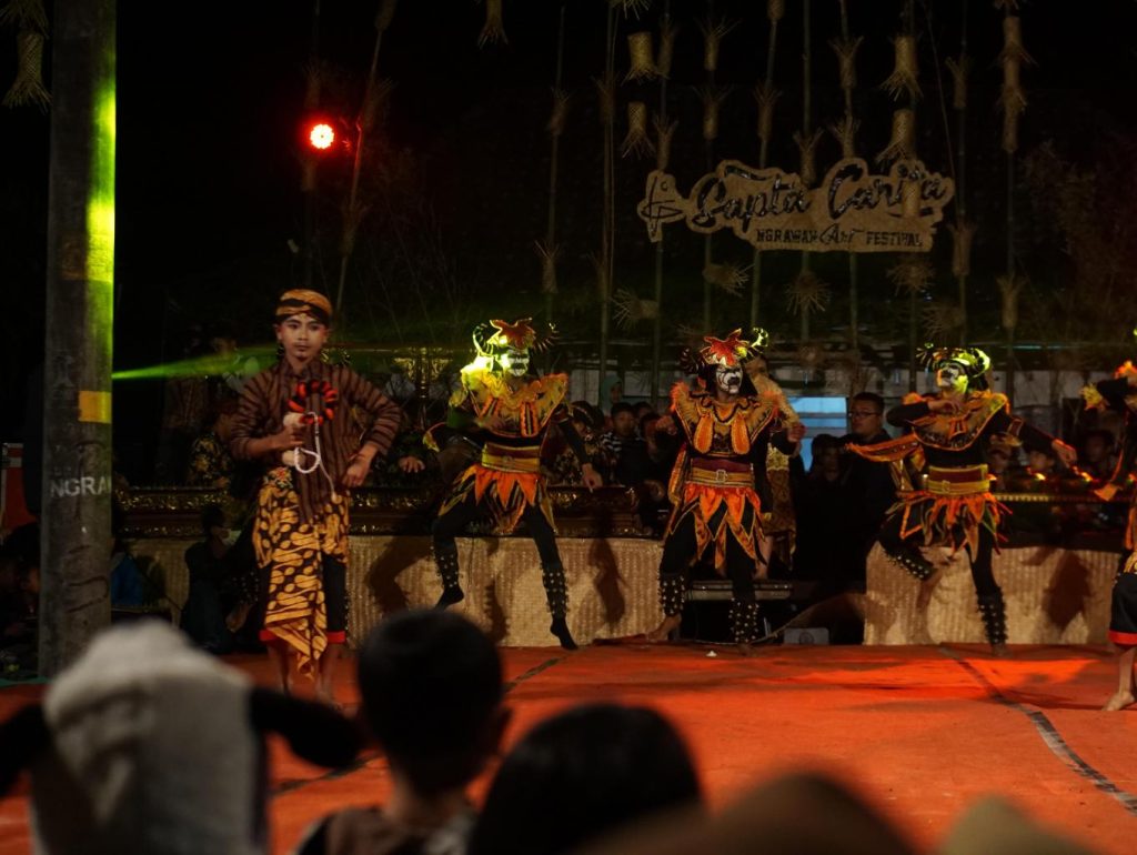 TRADISI DAN KESENIAN DUSUN TANON (FOTO)